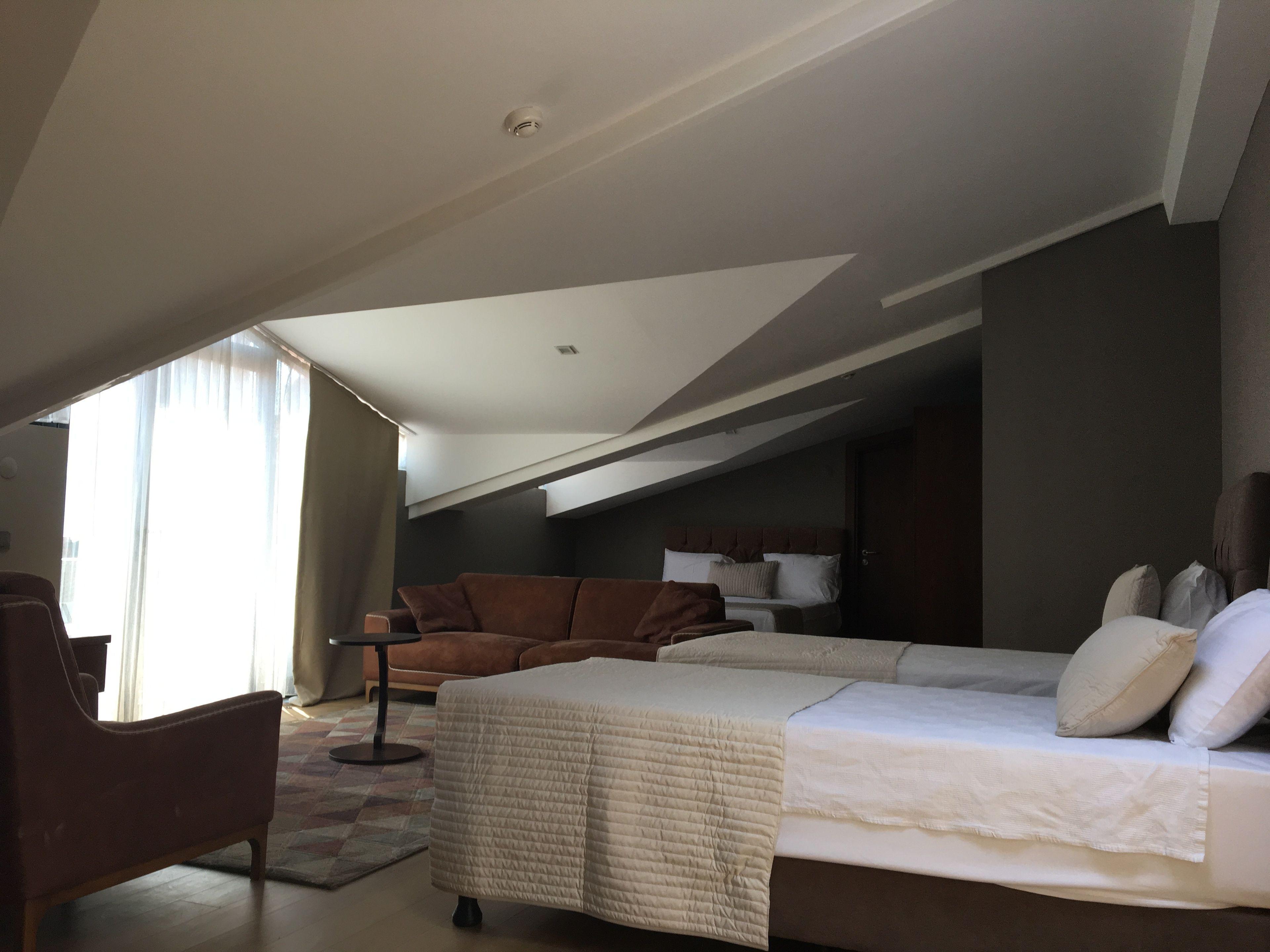 The Elegant Hotel — Photos 2